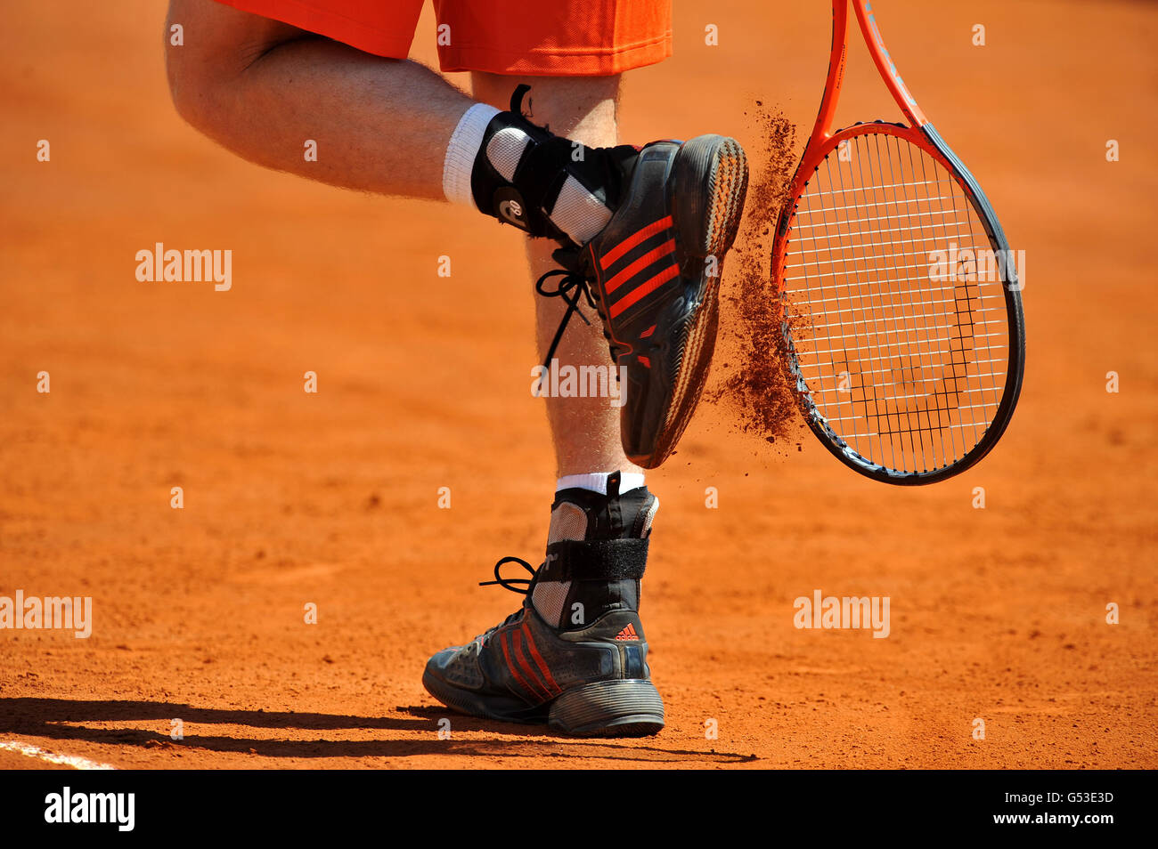 Tennis - Monte-Carlo Rolex Masters 2012 - terzo giorno - Monte-Carlo Country Club. Andy Murray ottiene l'argilla dalle sue scarpe Foto Stock