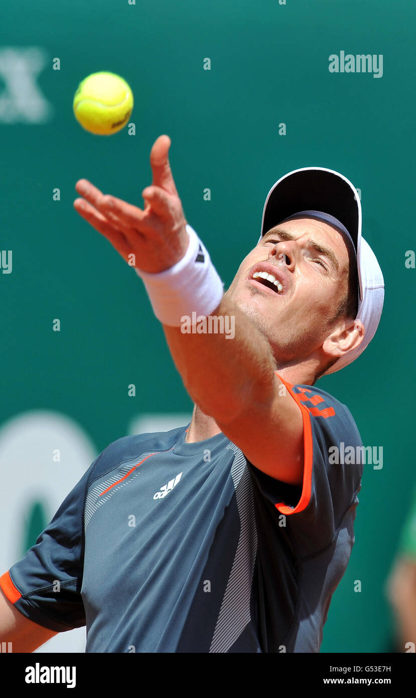 Tennis - Monte-Carlo Rolex Masters 2012 - terzo giorno - Monte-Carlo Country Club. Andy Murray si prepara a servire Foto Stock