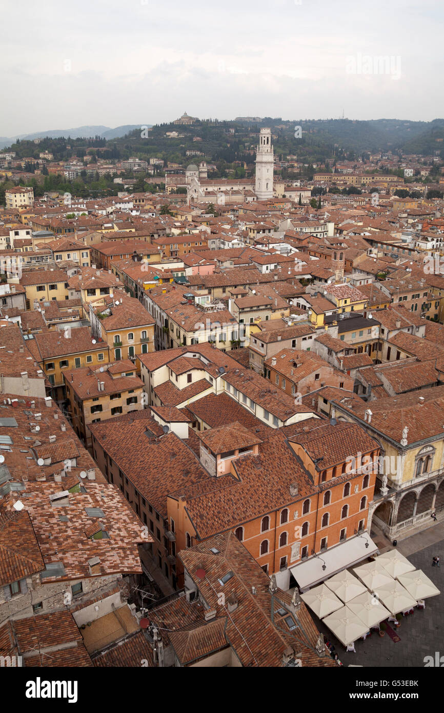 Vista dalla Torre dei Lamberti, la Torre dei Lamberti, attraversando la città con la cattedrale, Verona, Veneto, Italia, Europa Foto Stock