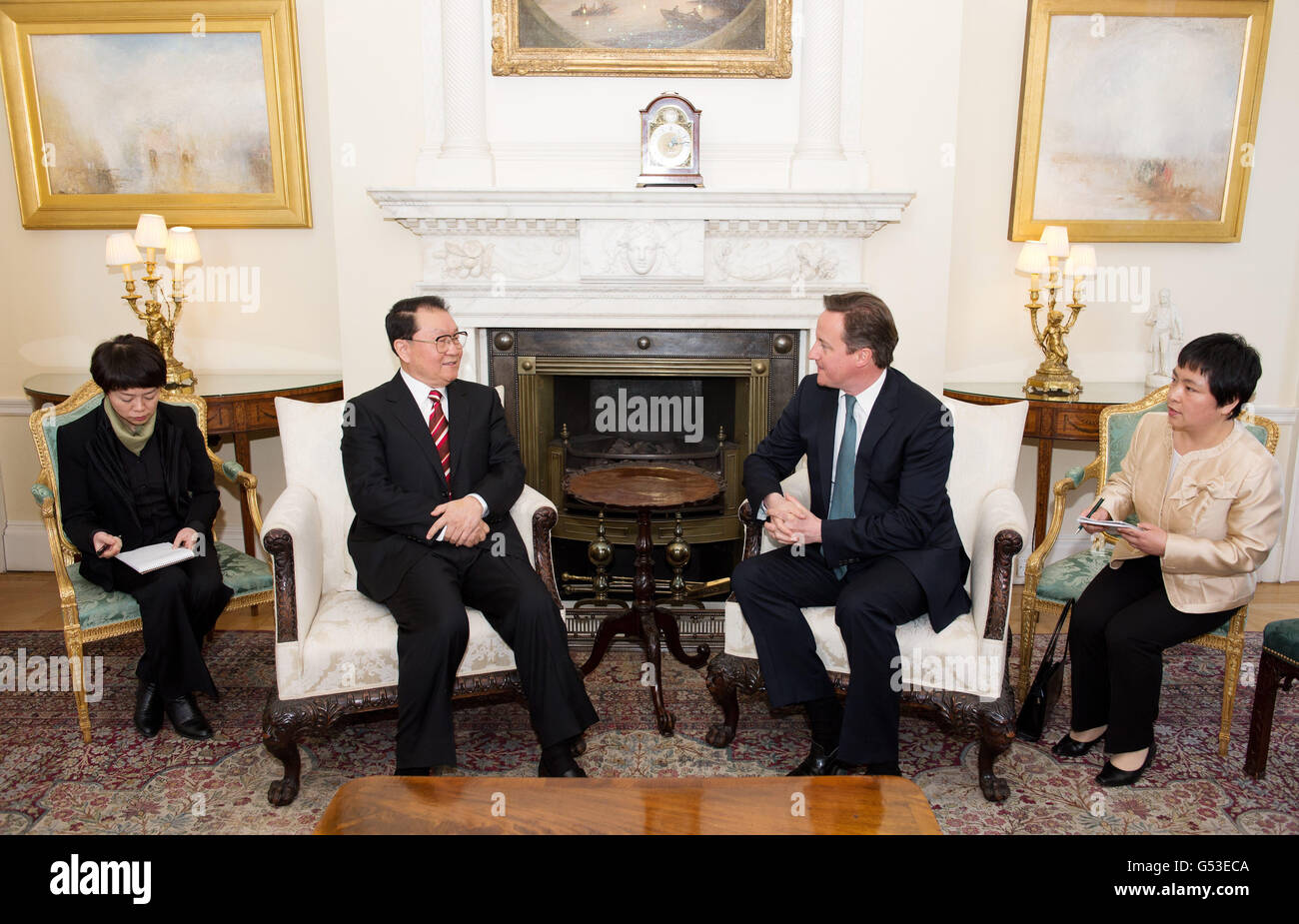 Il primo ministro David Cameron ha parlato con l'alto funzionario del Partito comunista cinese, il membro del Politburo li Changchun, al n. 10, per discutere gli sforzi volti ad approfondire le relazioni commerciali e culturali del Regno Unito con la Cina, nonché la cooperazione bilaterale su questioni globali come l'Iran e la Siria. Foto Stock