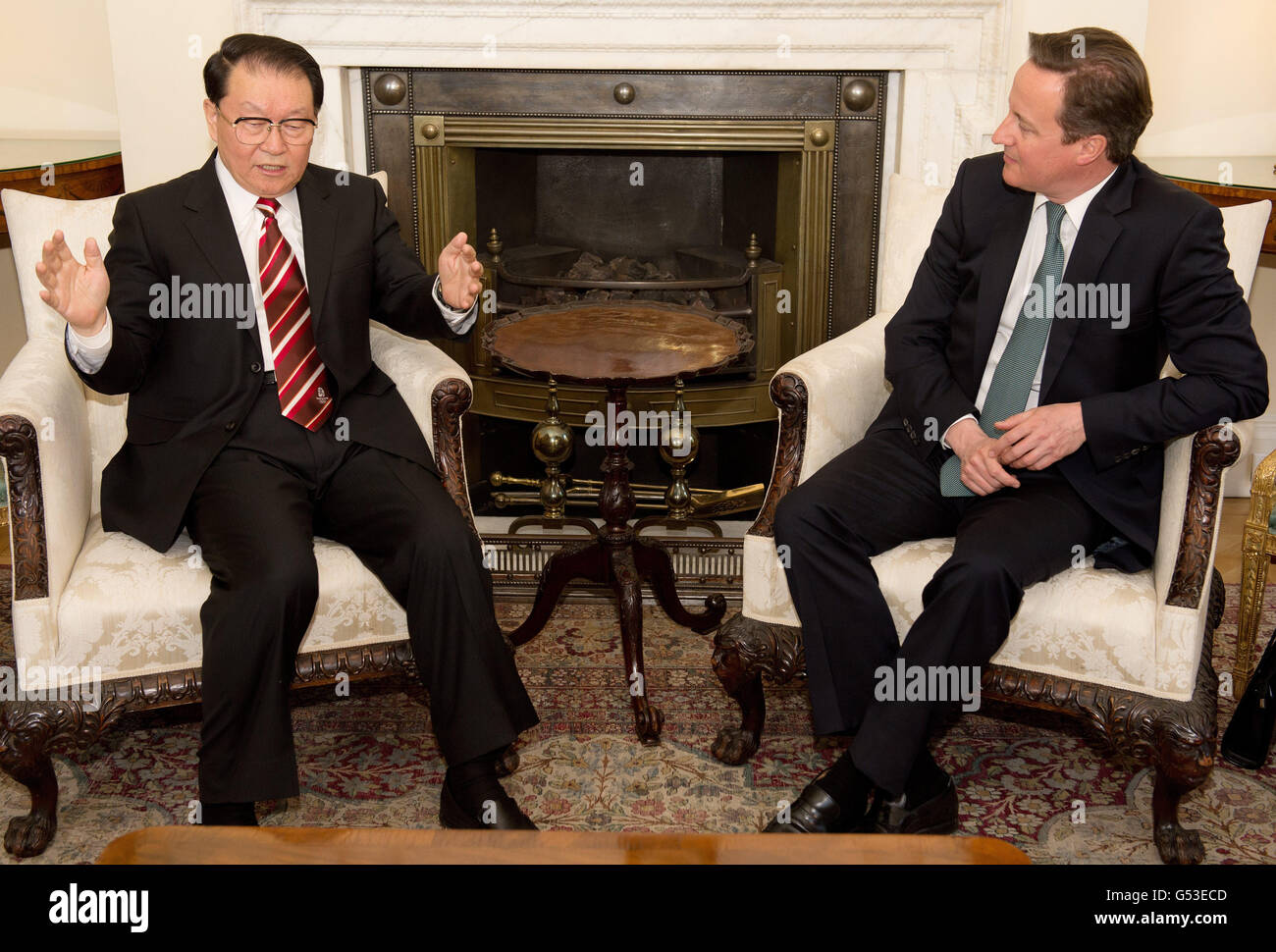Il primo ministro David Cameron ha parlato con l'alto funzionario del Partito comunista cinese, il membro del Politburo li Changchun, al n. 10, per discutere gli sforzi volti ad approfondire le relazioni commerciali e culturali del Regno Unito con la Cina, nonché la cooperazione bilaterale su questioni globali come l'Iran e la Siria. Foto Stock