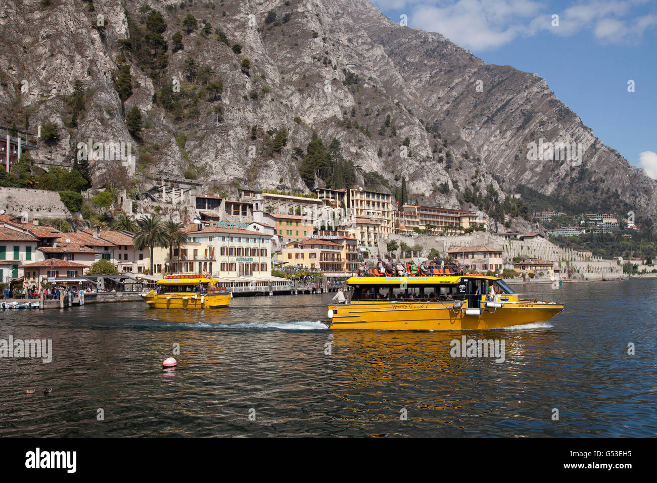 Barche off Limone sul Garda Lago di Garda, Lombardia, Italia, Europa, PublicGround Foto Stock