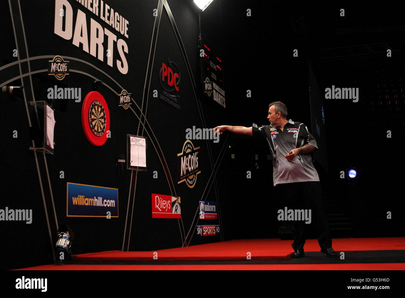 Freccette - McCoys Premier League freccette - capitale FM Arena. Phil Taylor durante la sua partita contro Andy Hamilton Foto Stock