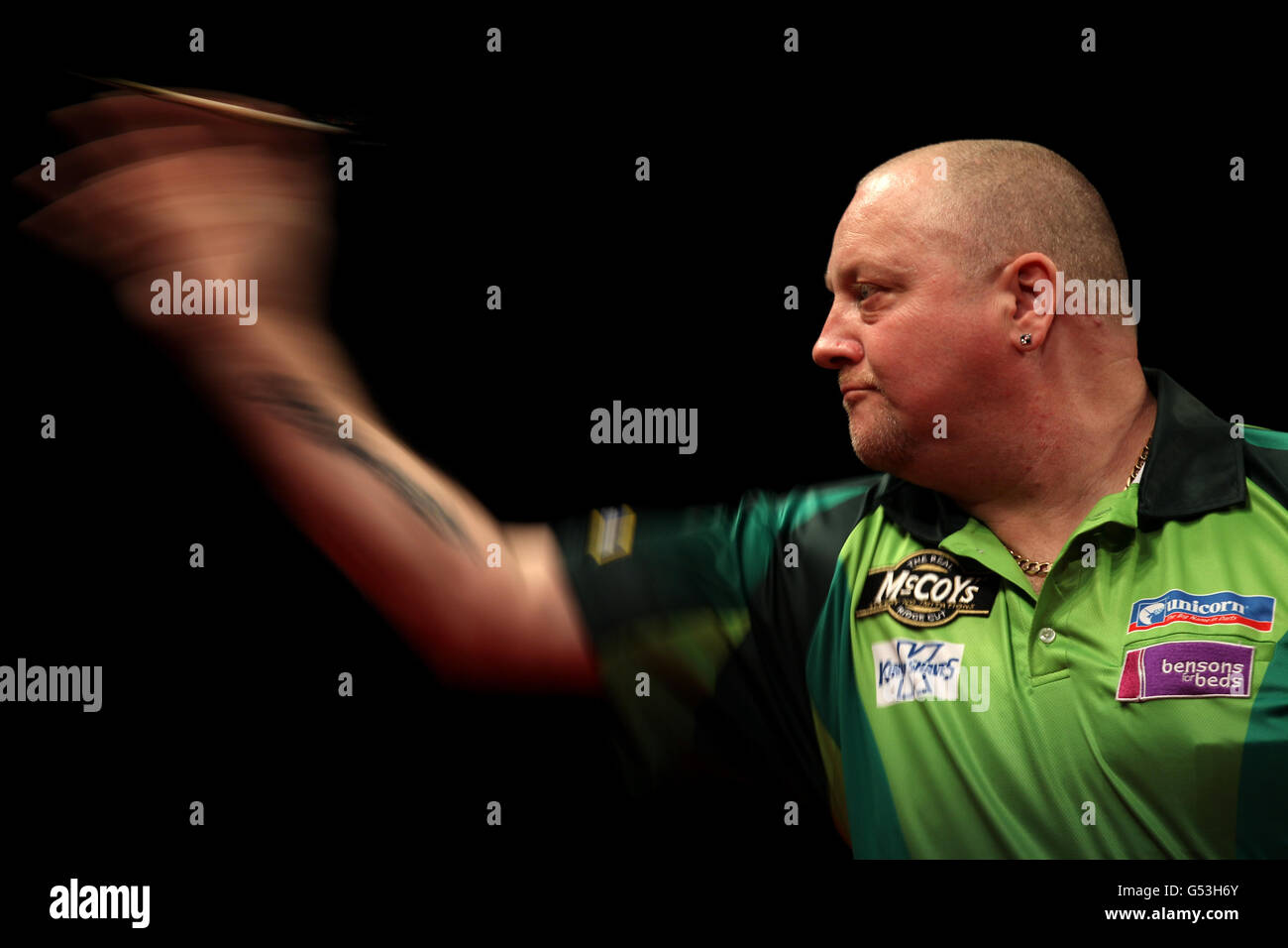 Freccette - McCoys Premier League freccette - capitale FM Arena. Andy Hamilton durante la sua partita contro Phil Taylor Foto Stock