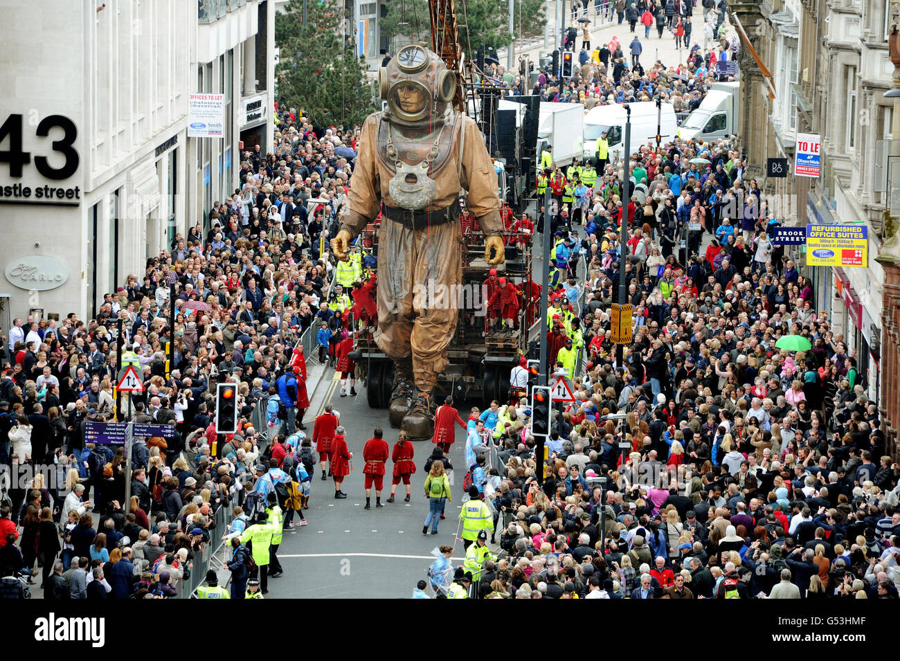 Lo zio Gigante, una marionetta gigante creata dagli esperti Royal De Luxe (RDL), percorre Castle Street, Liverpool, per incontrare il Signore Sindaco alla ricerca di trovare la nipote, come parte di Sea Odyssey, una storia d'amore basata sul naufragio del Titanic. Foto Stock