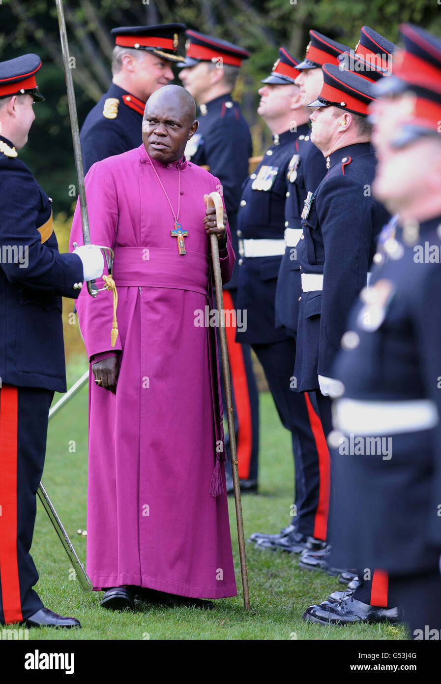 L'arcivescovo di York, John Sentamu, ispeziona i soldati del 101esimo Reggimento dell'artiglieria reale dopo che hanno sparato un saluto di pistola 21 per la regina Elisabetta II alla data del suo compleanno effettivo, nei Giardini del Museo, York. Foto Stock