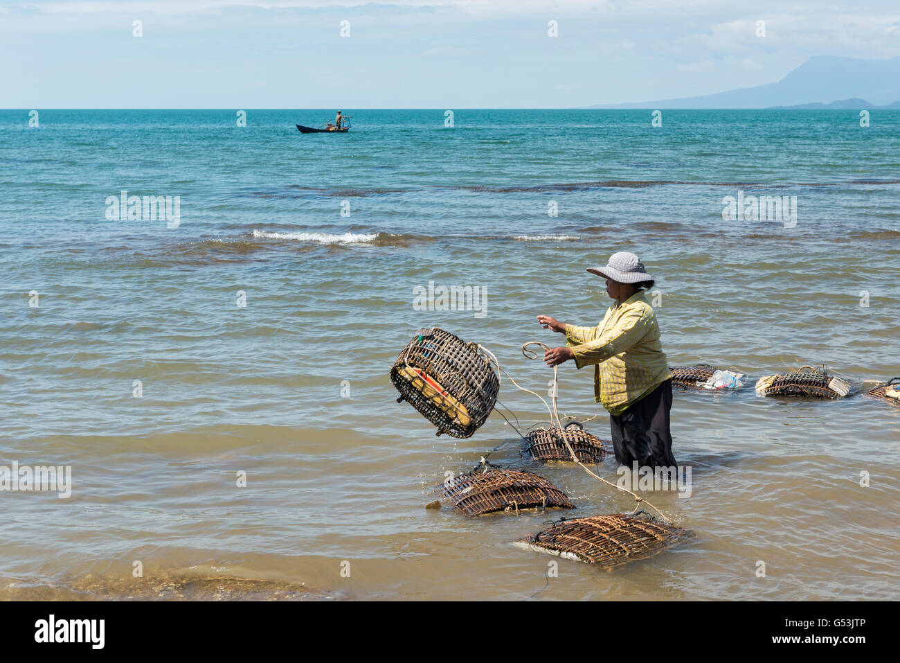 Attività di pesca del granchio nella parte anteriore del mercato del granchio in Kep. Foto Stock