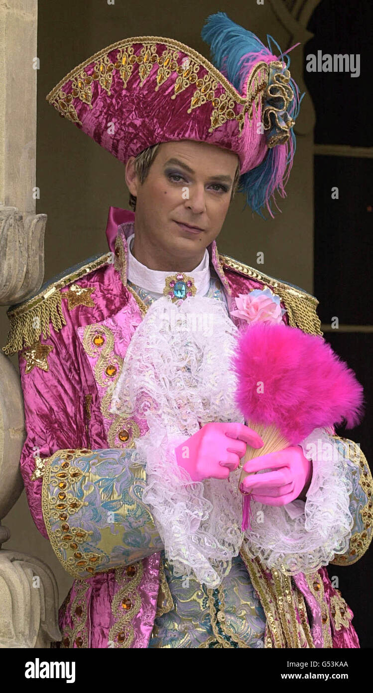 Il presentatore televisivo Julian Clary come personaggio pantomima Dandini, l'aide de camp a Prince Charming nella fiaba Cenerentola, al Brighton Pavilion. * il presentatore farà il suo debutto in pantomima, che si terrà dal 14 dicembre al 21 gennaio 2001 al Theatre Royal di Brighton. Foto Stock