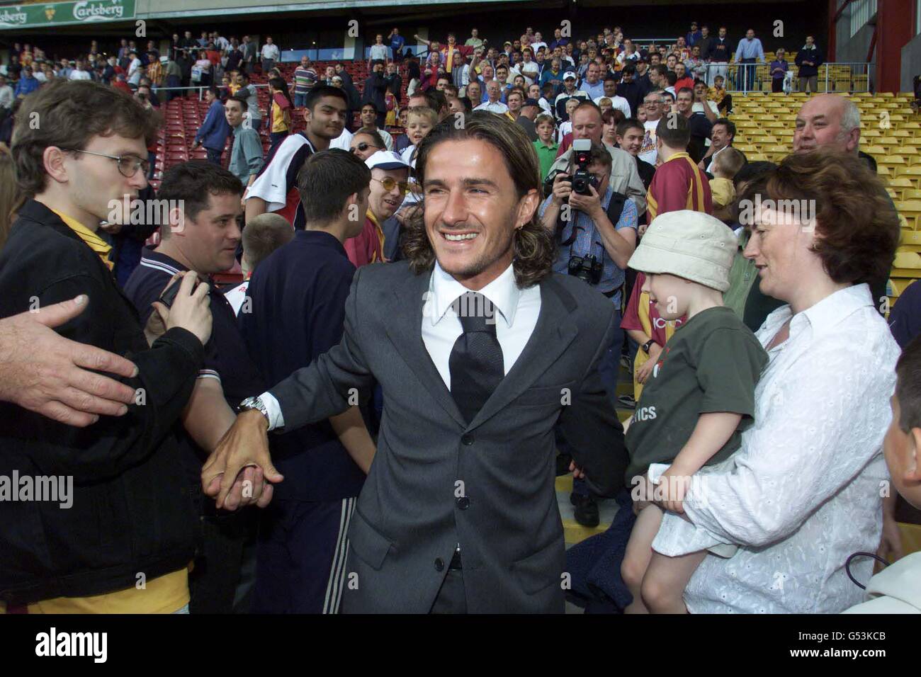 L'attaccante italiano Benito carbone incontra i tifosi di Bradford City al Club' Valley Parade Ground, firmando un accordo di quattro anni dopo aver completato un trasferimento gratuito da Aston Villa. Foto Stock