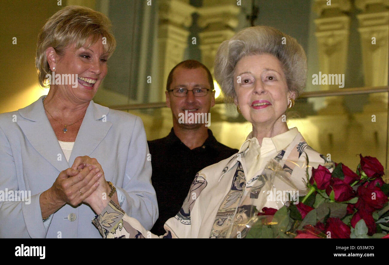 Angela Rippon (L) con la fondatrice del Balletto Nazionale Inglese, Dame Alicia Markova (R) e il suo Direttore artistico, Derek Dean, che ha accolto l'ex presentatrice televisiva della Royal Albert Hall di Londra, all'ENB il primo giorno del suo nuovo incarico di Presidente. Foto Stock