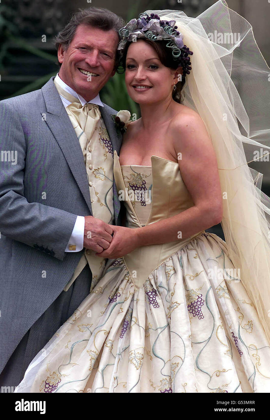 Mike Baldwin di Coronation Street, interpretato da Johnny Briggs (L), dopo aver legato il nodo con la schedatura di Linda Sykes, interpretato da Jacqueline Pirie, che ha assestato il figlio Mark Redman, dietro le spalle. *... Mike e Linda si sono sposati in una sontuosa cerimonia in una casa di campagna di Cheshire, Arley Hall. Foto Stock