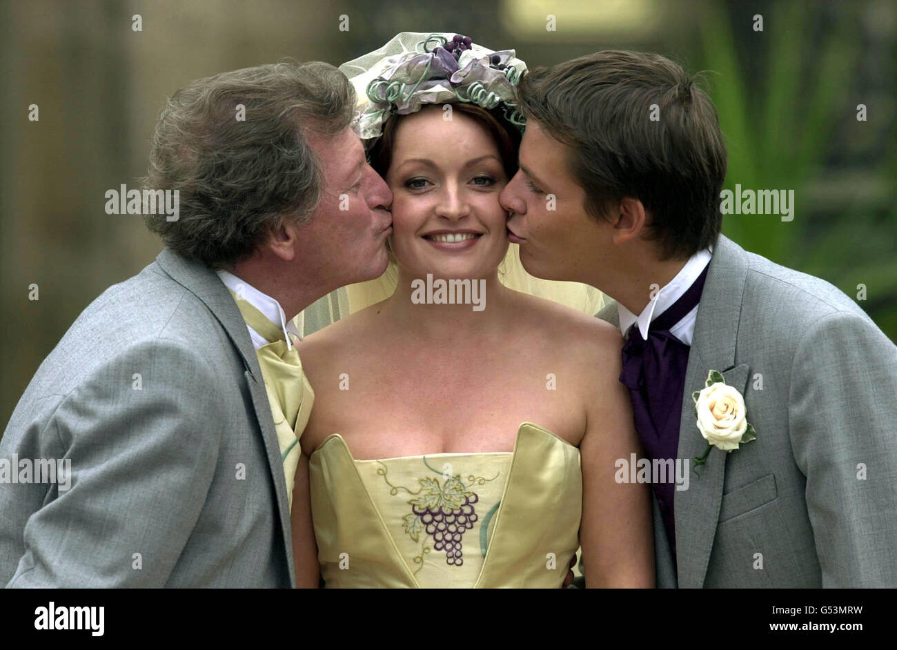 Mike Baldwin di Coronation Street, interpretato da Johnny Briggs (L), dopo aver legato il nodo con la schedatura di Linda Sykes, interpretato da Jacqueline Pirie, che ha assestato il figlio Mark Redman, interpretato da Paul Fox (R) dietro le spalle. *... Mike e Linda si sono sposati in una sontuosa cerimonia in una casa di campagna di Cheshire, Arley Hall. Foto Stock