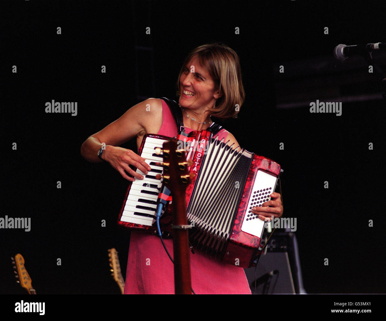 Anna Ryder si esibisce sul palco al FAirport Convention, festival musicale di Cropredy Y2K. Foto Stock