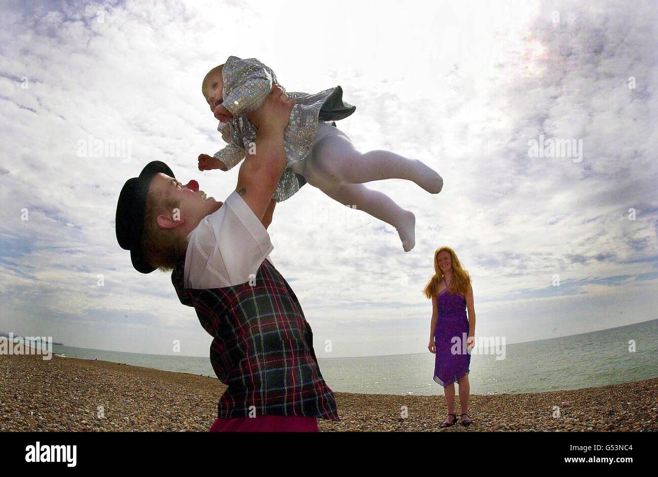 Nana clown Nick Read tenere nove mesi-vecchia figlia Angele, dopo una cerimonia unica in cui Angele è stato battezzato sotto il grande circo superiore di Zippo dal reverendo Derek Whitehead. Madre e circo cavallo sposo Tammerson Shimmin è sullo sfondo. Foto Stock