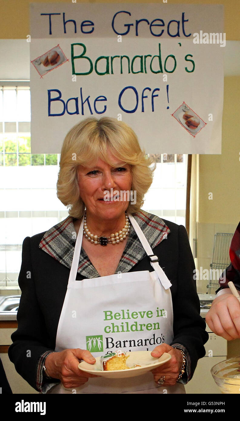 La Duchessa di Cornovaglia mangia un pezzo di torta durante una visita a Barnardos ad Aberdeen. PREMERE ASSOCIAZIONE foto. Data immagine: Mercoledì 18 aprile 2012. Come presidente di Barnardo ha incontrato personale e giovani utilizzando il servizio locale di Barnardo in Scozia ad Aberdeen, Strive and Connect, ha anche sentito come la carità li sostiene e la loro famiglia. Vedi la storia della PA ROYAL Camilla. Il credito fotografico dovrebbe essere: Andrew Milligan/PA Wire Foto Stock