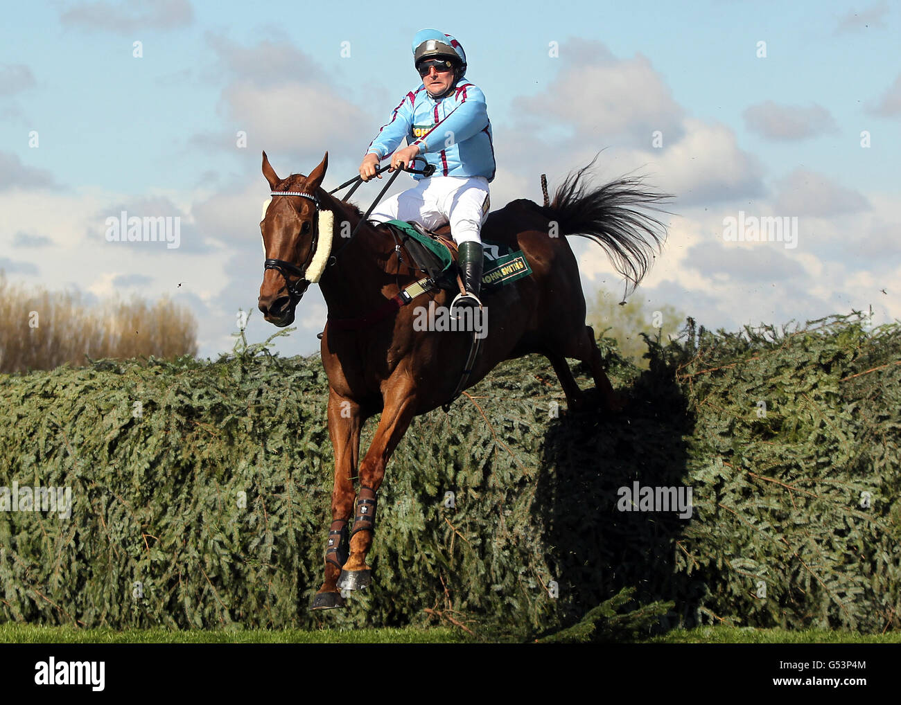 Il futuro di Keenan guidato da R.Hughes durante il John Smith's Fox Hunters Chase al circuito di Aintree, Liverpool. Foto Stock