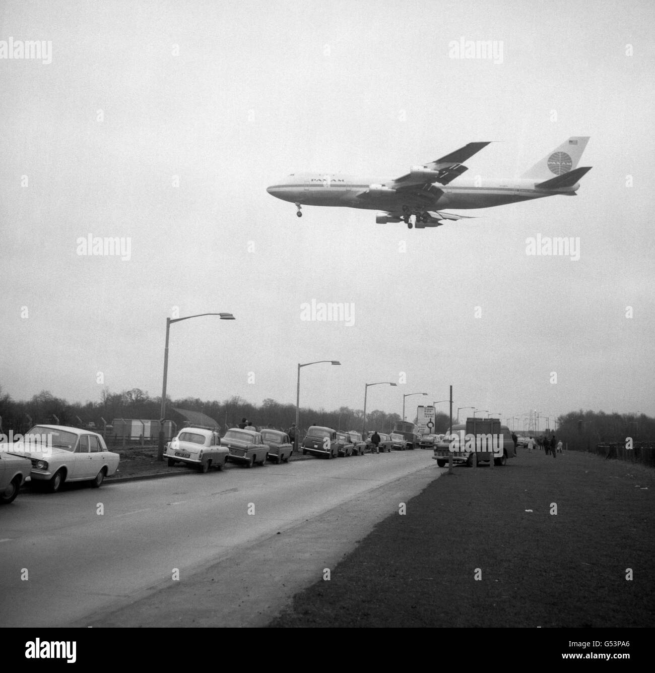 Riempiendo il cielo, il potente jet Boeing 747 jumbo passa sotto la strada quando arriva per la prima volta all'aeroporto di Heathrow. Foto Stock