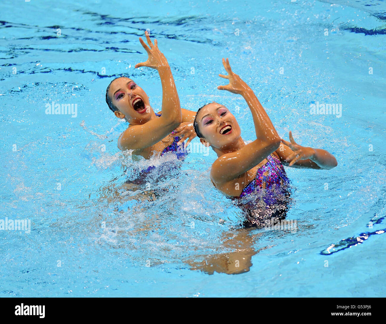 Il Giappone Chisa Kobayashi e Mariko Sakai in azione nella routine tecnica Duets durante l'evento di qualificazione per il nuoto sincronizzato al Centro Acquatico Olimpico di Londra. Foto Stock