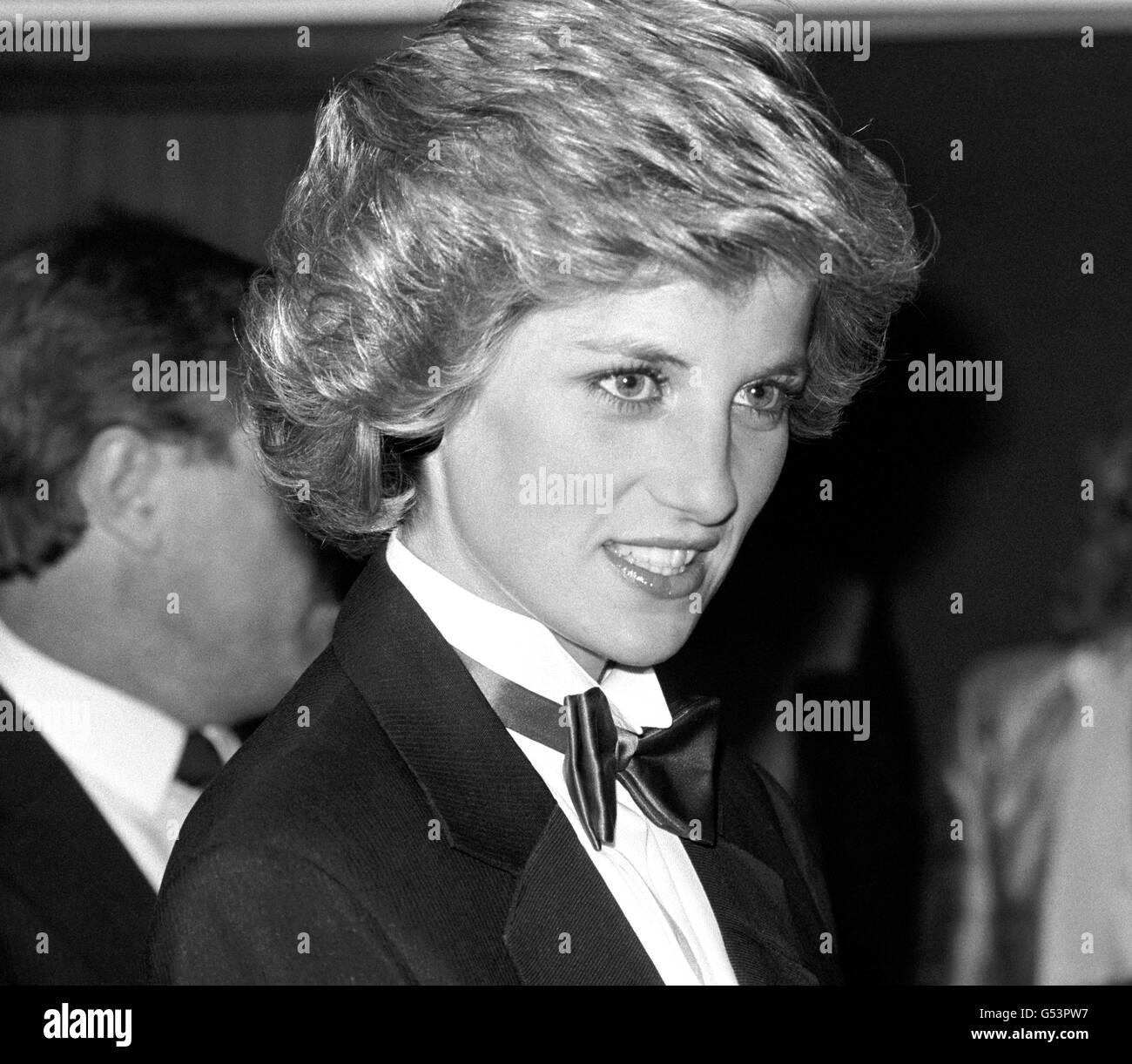 La principessa del Galles, in una giacca da cena uomo e cravatta scarlatto, durante la festa "grazie" lanciata dalla coppia reale in uno studio di registrazione del West End di Londra per le star pop che hanno donato brani per un record di beneficenza in aiuto del Prince's Trust. Foto Stock