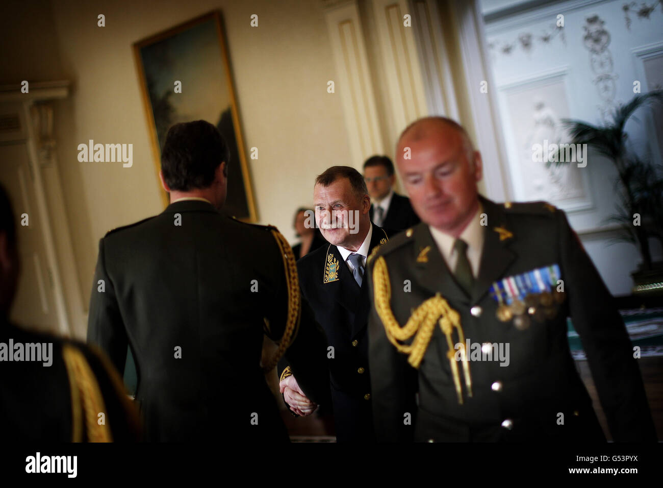 Il nuovo ambasciatore russo in Irlanda Maxim Alexandrvich Peshkov incontra Aras uno staff di Uachtarain mentre ha presentato le sue credenziali al presidente Micheal D Higgins ad Aras an Uachtarain a Dublino. Foto Stock