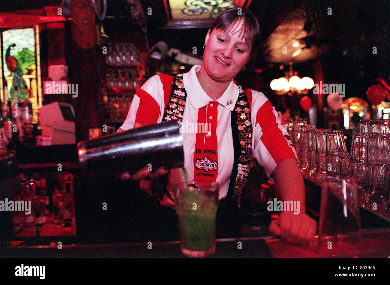 Il miglior barista inglese, Beki Sturt, 23 anni, di West London, assaggi le sue creazioni di cocktail al di fuori del ristorante TGI Friday's sull'Haymarket di Londra. Ha vinto la competizione dai baristi del TGI Friday's 500 per diventare la prima donna vincitrice della Bar Team Challenge. *... e continua a gareggiare nelle finali mondiali per il titolo di miglior barista, a Dallas più avanti quest'anno. È stata giudicata sulla sua preparazione di cocktail, routine di gusto e la sua ricetta, storia e conoscenza del contenuto alcolico di oltre 500 cocktail. Foto Stock