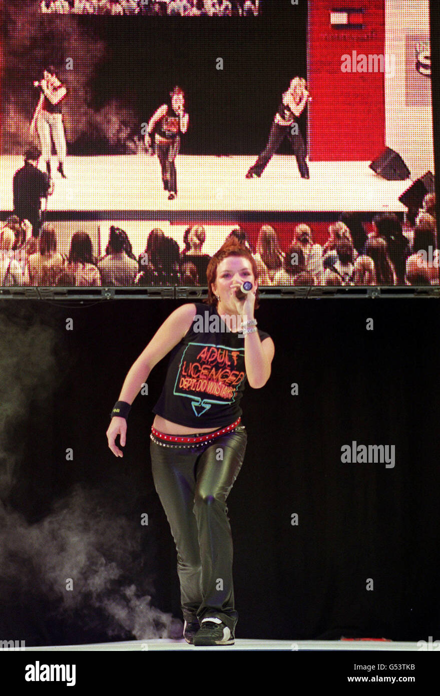 Abbey, cantante con il trio pop Madasun, che si esibisce sul palco della rivista Sugar, tenutasi al Business Design Center di Islington, Londra. Foto Stock