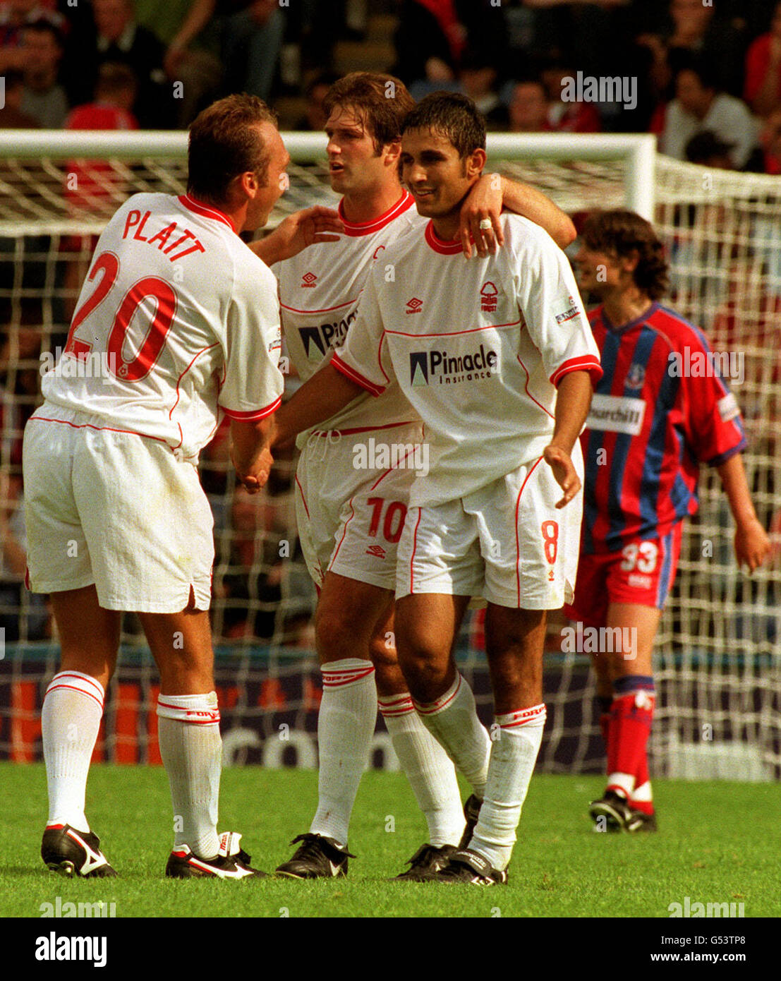 Il manager giocatore David Platt (a sinistra) festeggia con Jack Lester ( numero 8, a destra) dopo il terzo gol della sua squadra nel Crystal Palace  contro Nottingham Forest Division uno, partita di