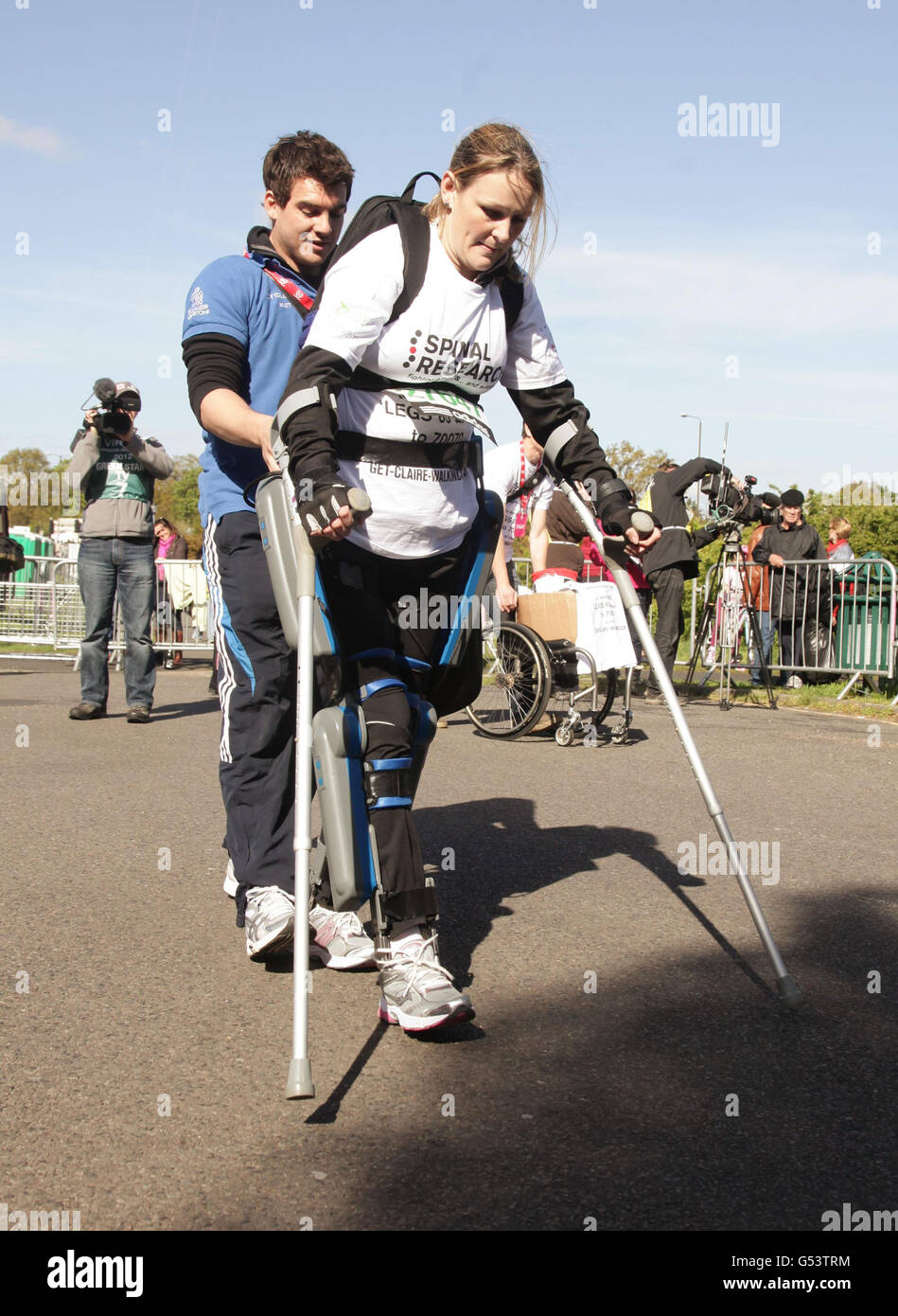 Claire Lomas, di 32 anni da Melton nel Leicestershire, tenta di completare la Maratona della Vergine di Londra con la sua tuta 'ReWalk', dopo essere stata lasciata paralizzata dal petto in seguito a un incidente di equitazione nel 2007 durante la 32ma Maratona della Vergine di Londra a Londra. Foto Stock