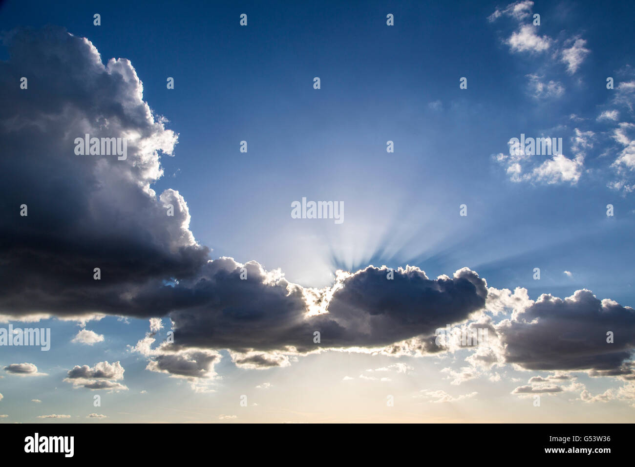 Drammatica la formazione di nube, sun dietro spesse nuvole di pioggia, prima di un acquazzone. Foto Stock