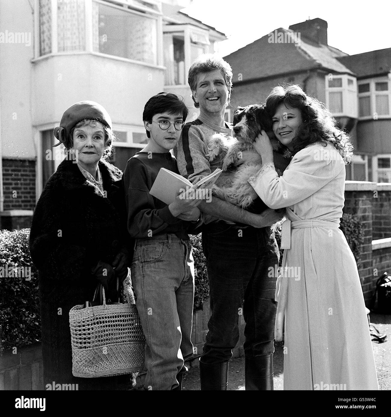 Il cast IF Thames TV drammatizzazione di sue Townsends Best seller, il Diario segreto di Adrian Mole, di 13 e 3 quarti di età in Harrow, Londra. * (L-R) Beryl Reid (nonna), Gian Sammarco (Adrian), Stephen Moore e Julie Walters (genitori di Adrian). Foto Stock