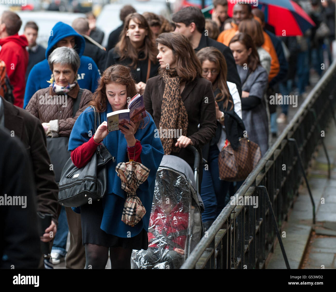 Le persone si accodano al di fuori del liceo Francais Charles de Galle, a Knightsbridge, a ovest di Londra, mentre aspettano di votare alle elezioni presidenziali francesi. Foto Stock