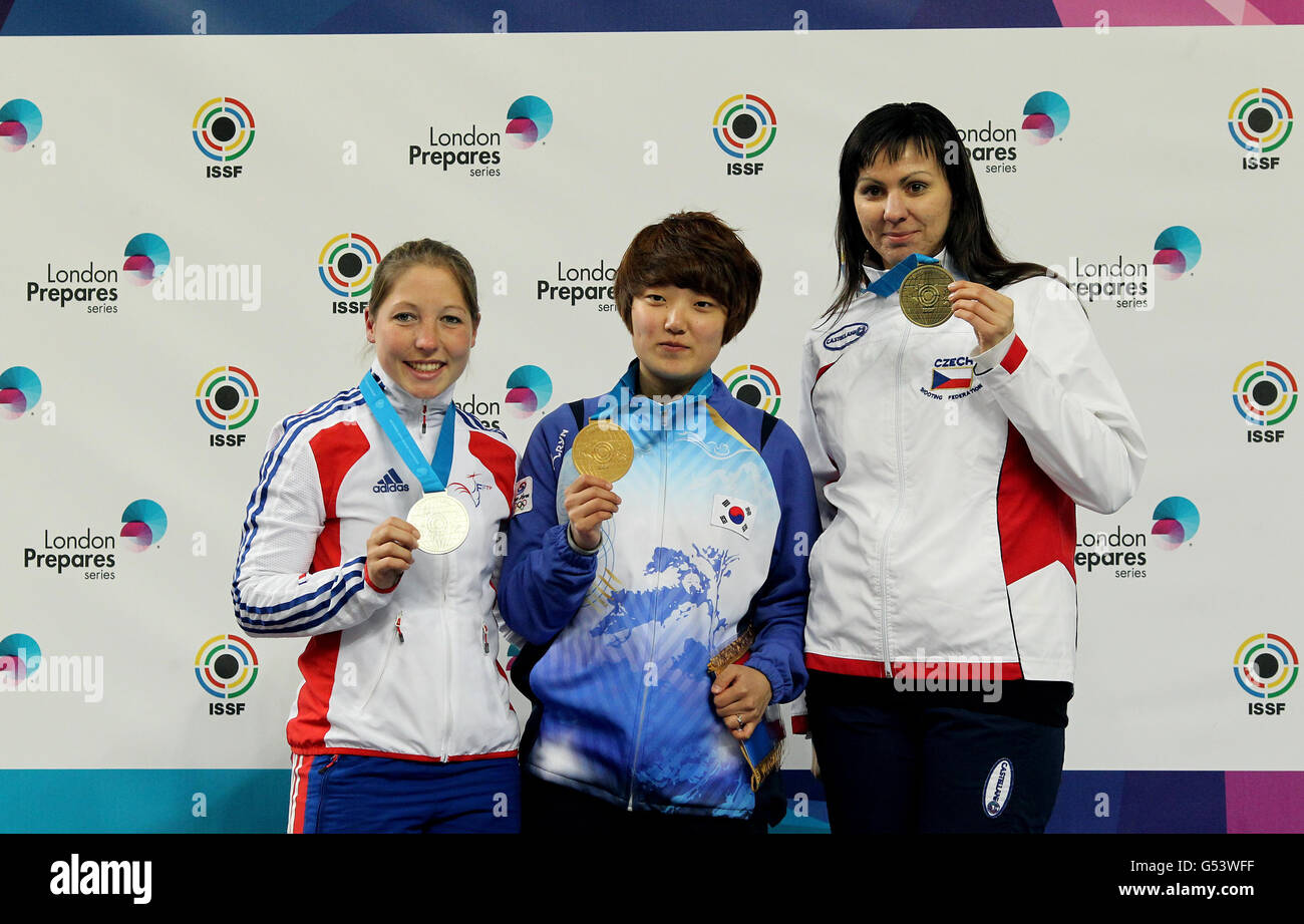 Vincitore della medaglia d'oro coreana Jang mi Kim (al centro) il vincitore della medaglia d'argento francese Celine Goberville (a sinistra) e il vincitore della medaglia di bronzo della Repubblica Ceca Lenka Maruskova (a destra) dopo la finale della gara femminile di pistola da 25 m durante la Coppa del mondo ISSF di Londra presso la Royal Artillery Barracks di Woolwich. Foto Stock