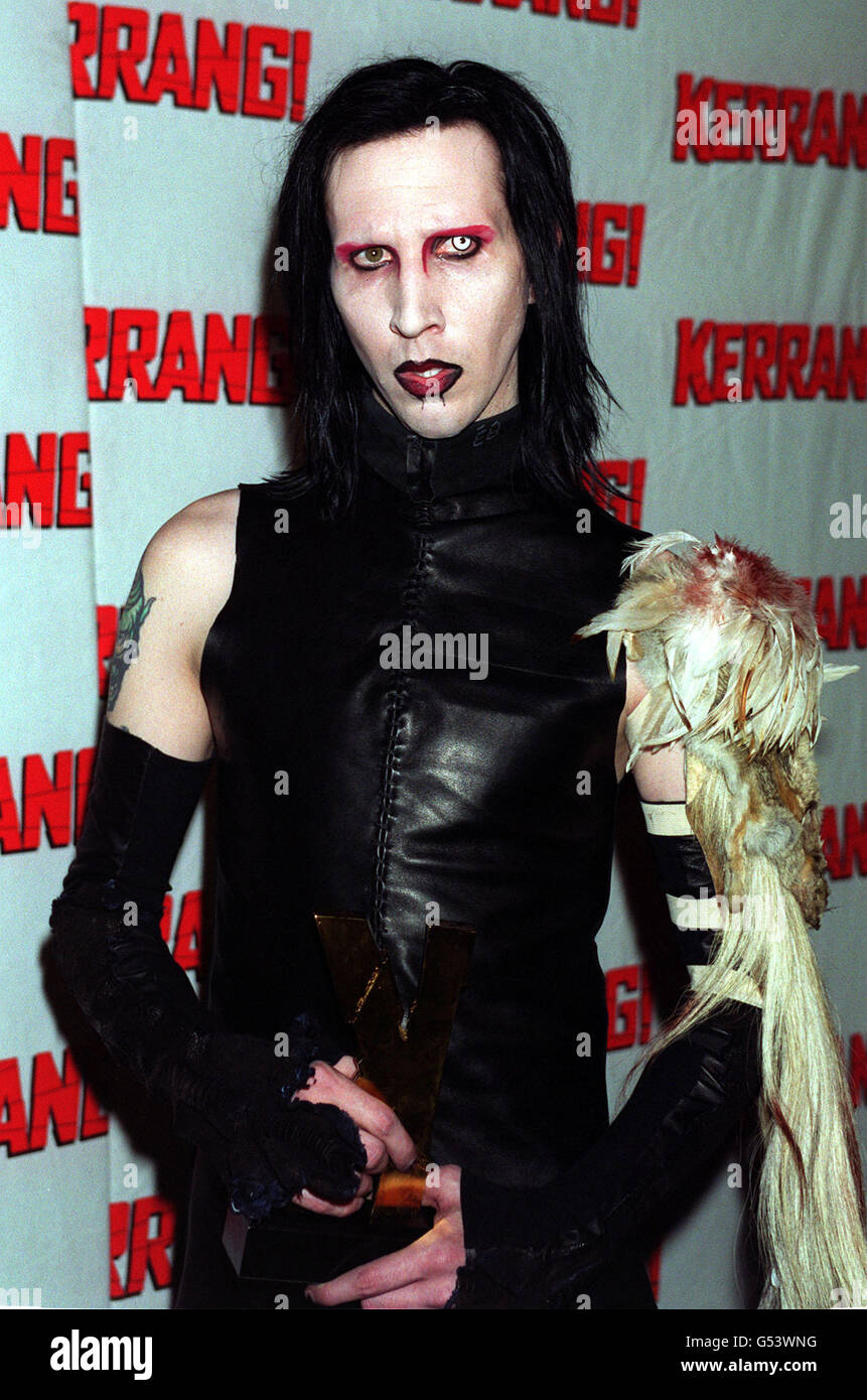 Il cantante rock americano Marilyn Manson arriva per la rivista di musica rock Kerrang! Premi 2000 all'Hammersmith Palais di Londra. Foto Stock