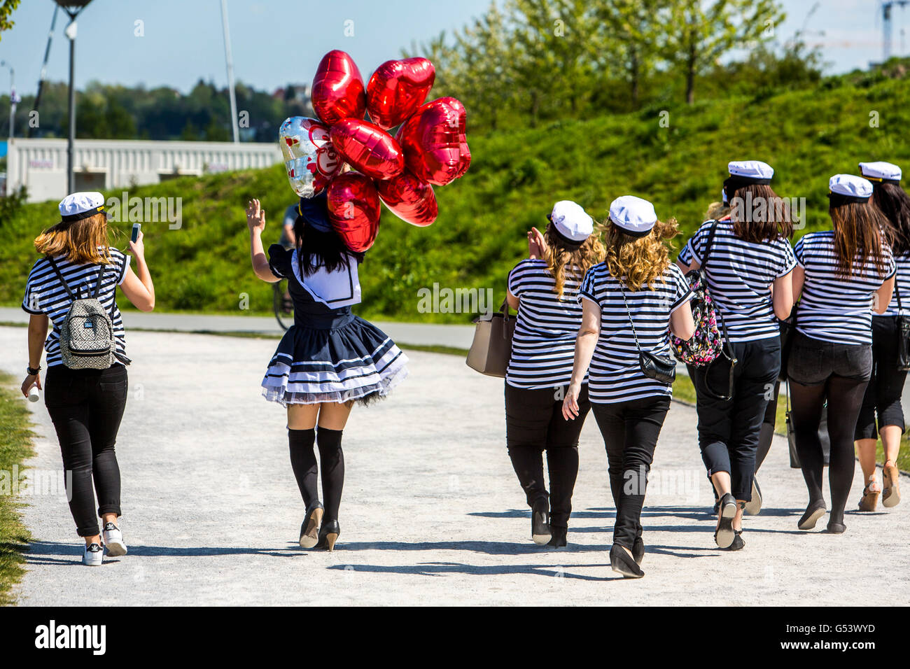 Stag party, giovani donne, vestiti da marinai, andando a parte la scorsa notte come una donna nubile di un amico, Foto Stock
