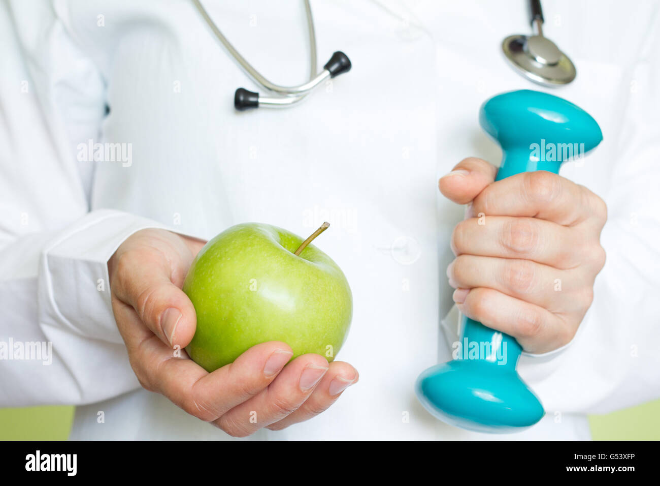 Uno stile di vita sano e fitness la dieta concetto astratto con medico su sfondo verde Foto Stock