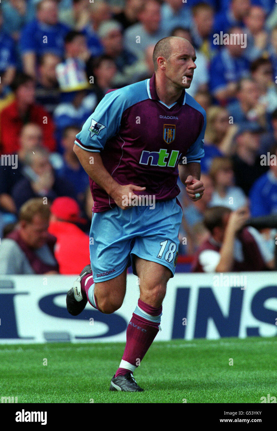 Steve Stone in azione contro Chelsea durante la partita di football della fa Premiership al Villa Park, a Birmingham. Foto Stock