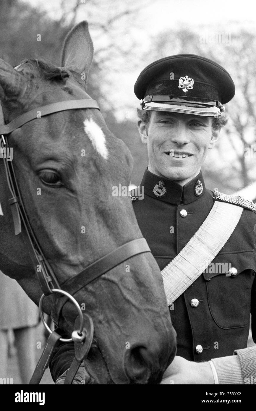 Il tenente Mark Phillips con il suo monte "Grande Ovazione" dopo di lui Vittoria nelle prove di Badminton Horse Foto Stock