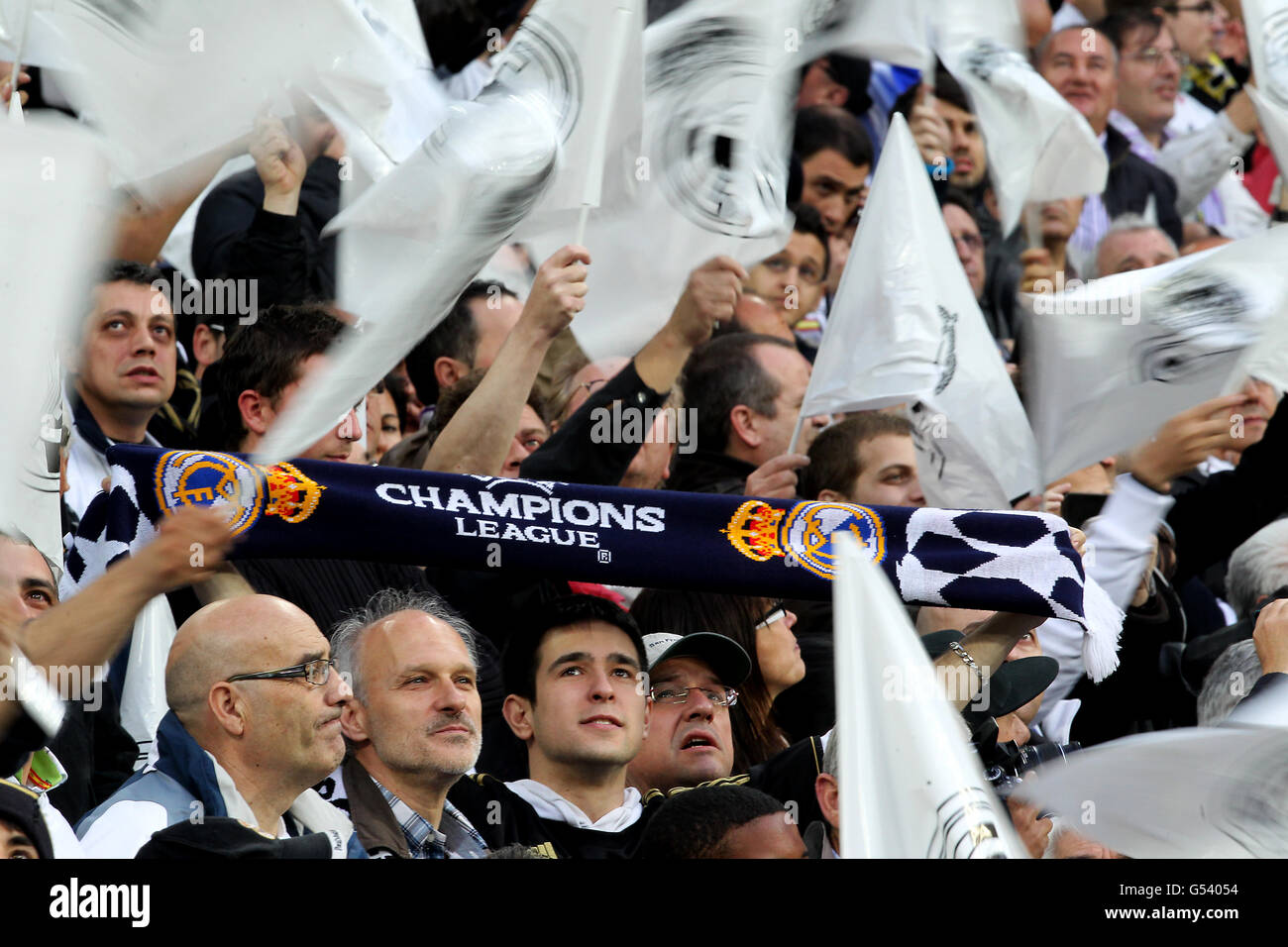 Calcio - UEFA Champions League - Semifinale - seconda tappa - Real Madrid v Bayern Monaco - Santiago Bernabeu. Tifosi del Real Madrid negli stand Foto Stock