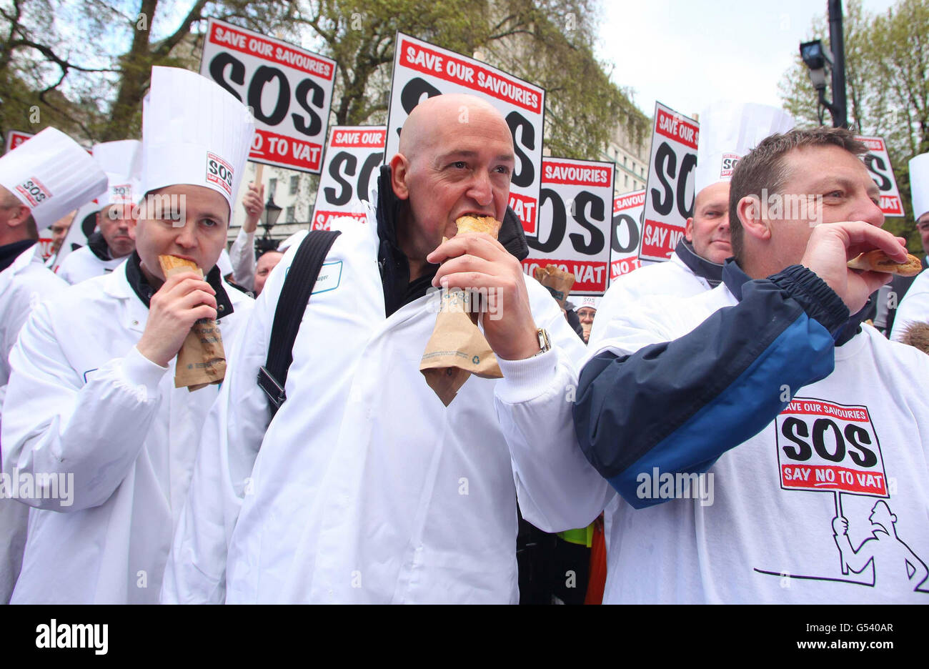 Centinaia di panettieri protestano fuori Downing Street durante una giornata d'azione sulla controversa 'imposta pastosa'. Foto Stock