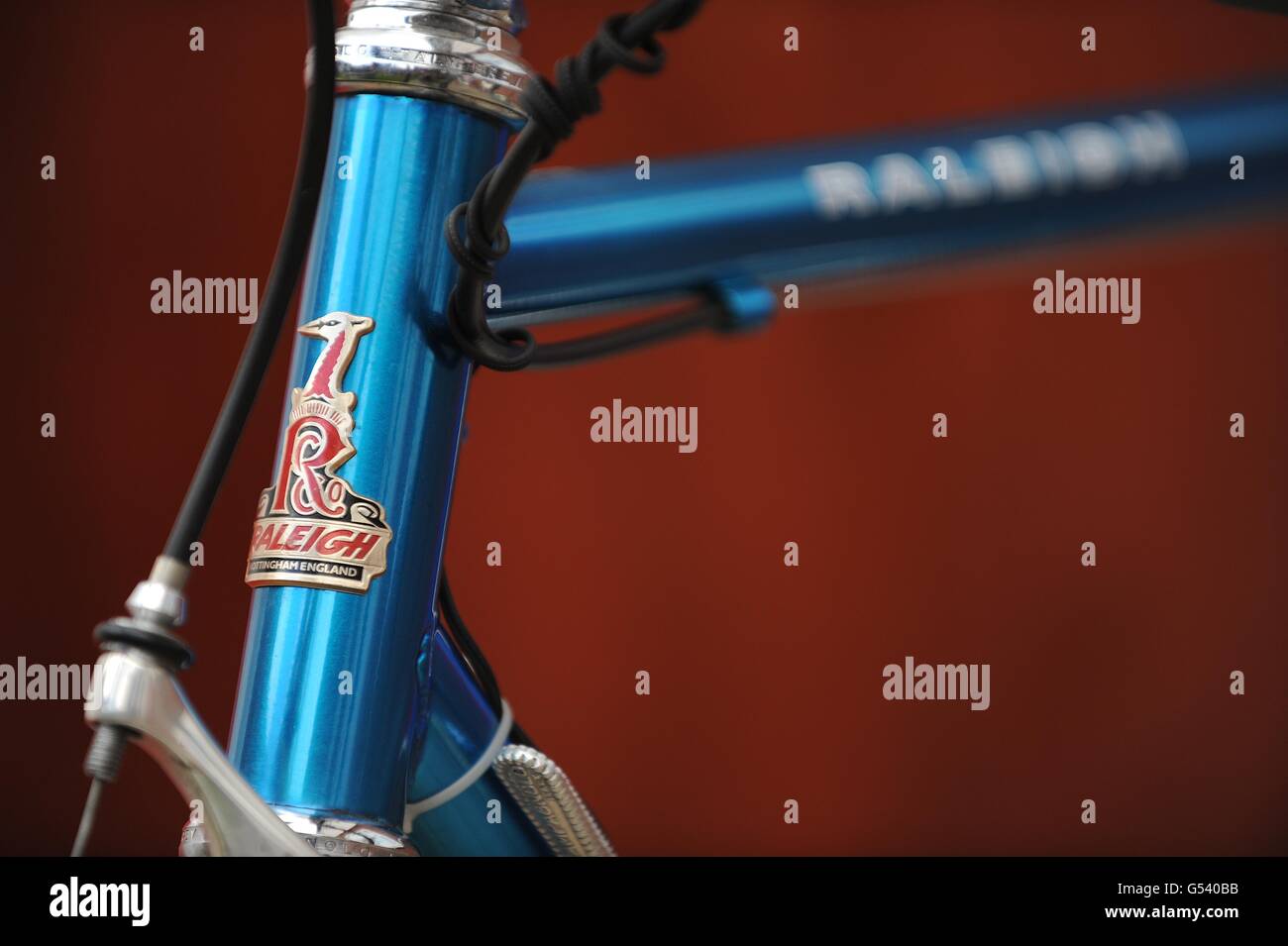 Il distintivo su una bici Raleigh, il giorno uno dei marchi più famosi  nell'industria della bicicletta è stato venduto alla società olandese  Accell per più di 100 milioni di dollari Foto stock -