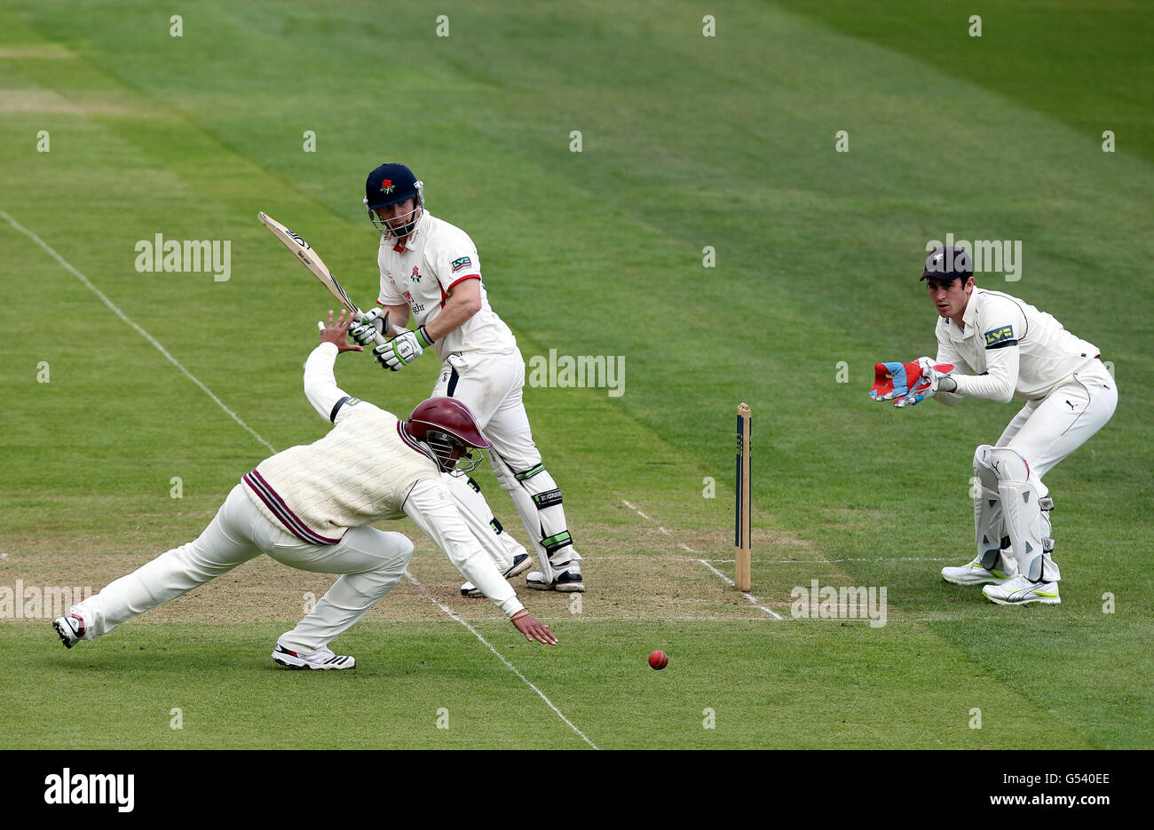 Steven Croft del Lancashire ha passato l'Arul Suppiah del Somerset durante la partita del LV County Cricket Championship, divisione uno al County Ground di Taunton. Foto Stock