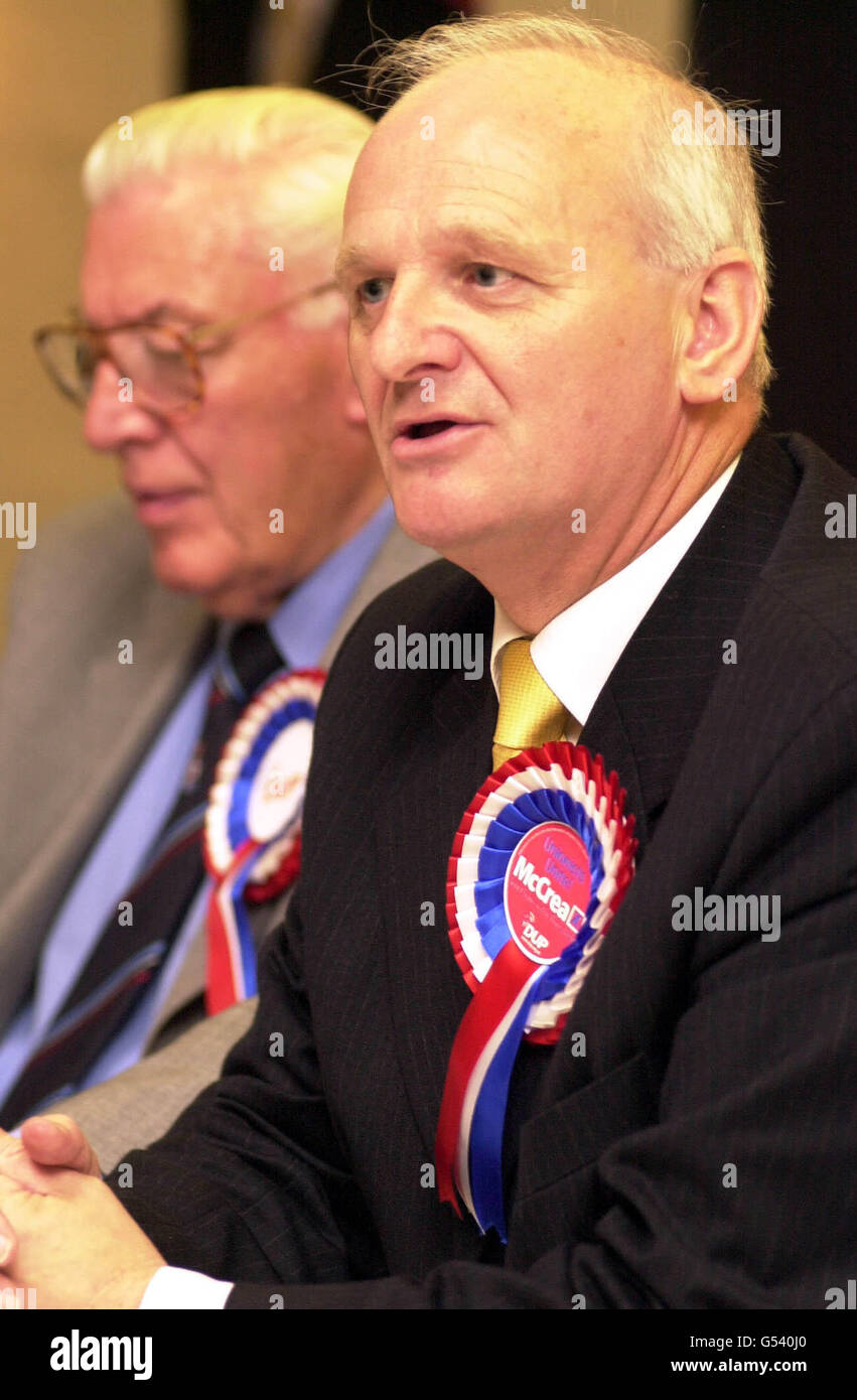 William McCrea (R) con il leader del Partito democratico Ulster, Reverend Ian Paisley, lancia il suo manifesto per la prossima elezione di South Antrim il 21 settembre, presso il Dunadry Hotel di Antrim. * la rielezione è per il seggio di Westminster lasciato vacante dalla morte di Clifford Forsythe. Foto Stock