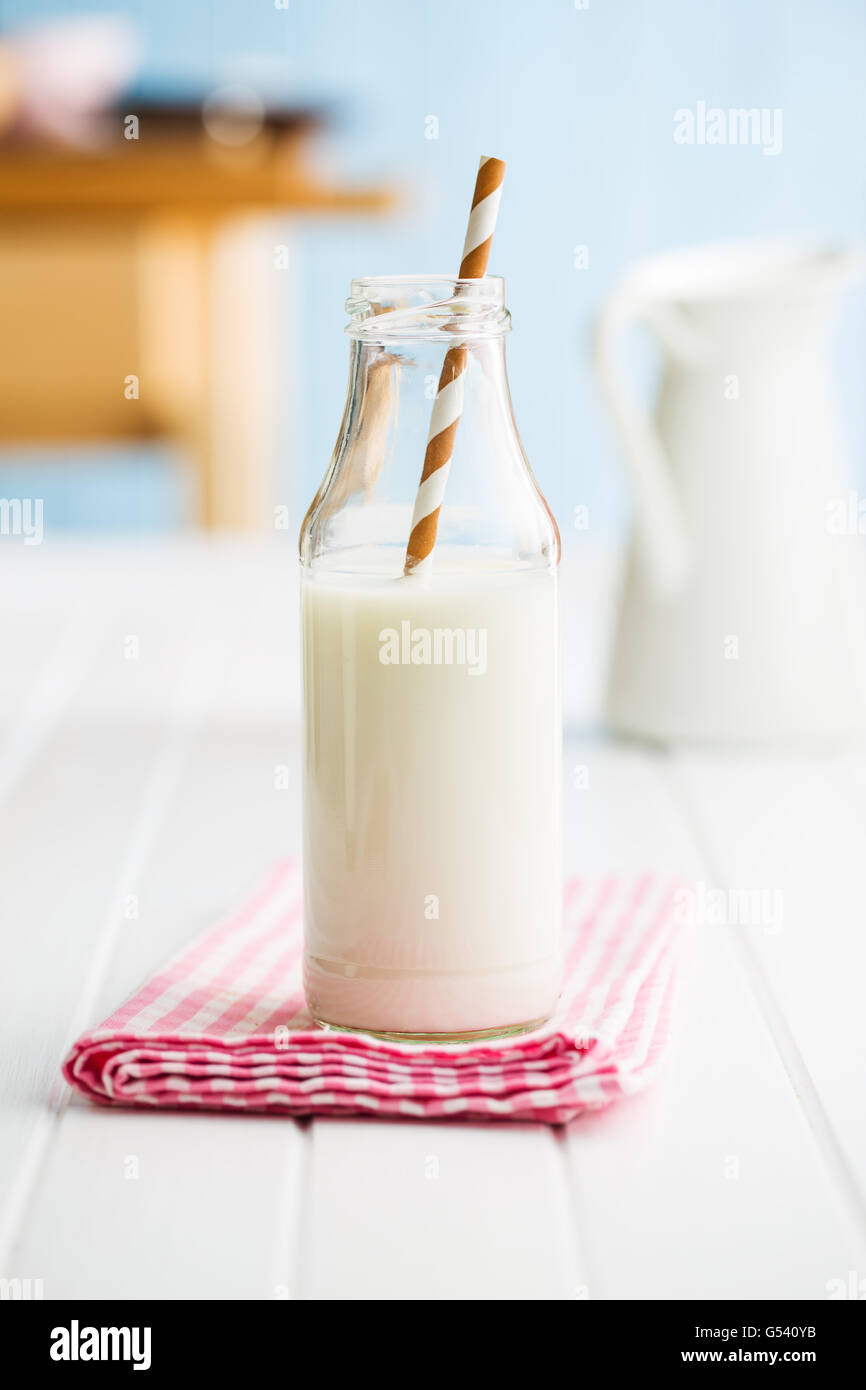 Il latte fresco in bottiglia di vetro con la paglia. Foto Stock