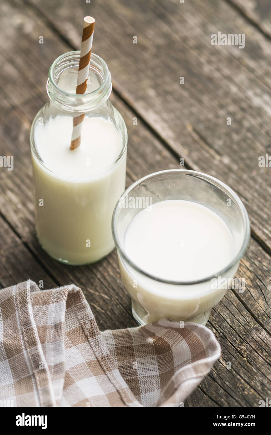 Il latte fresco in bottiglia di vetro con la paglia. Foto Stock