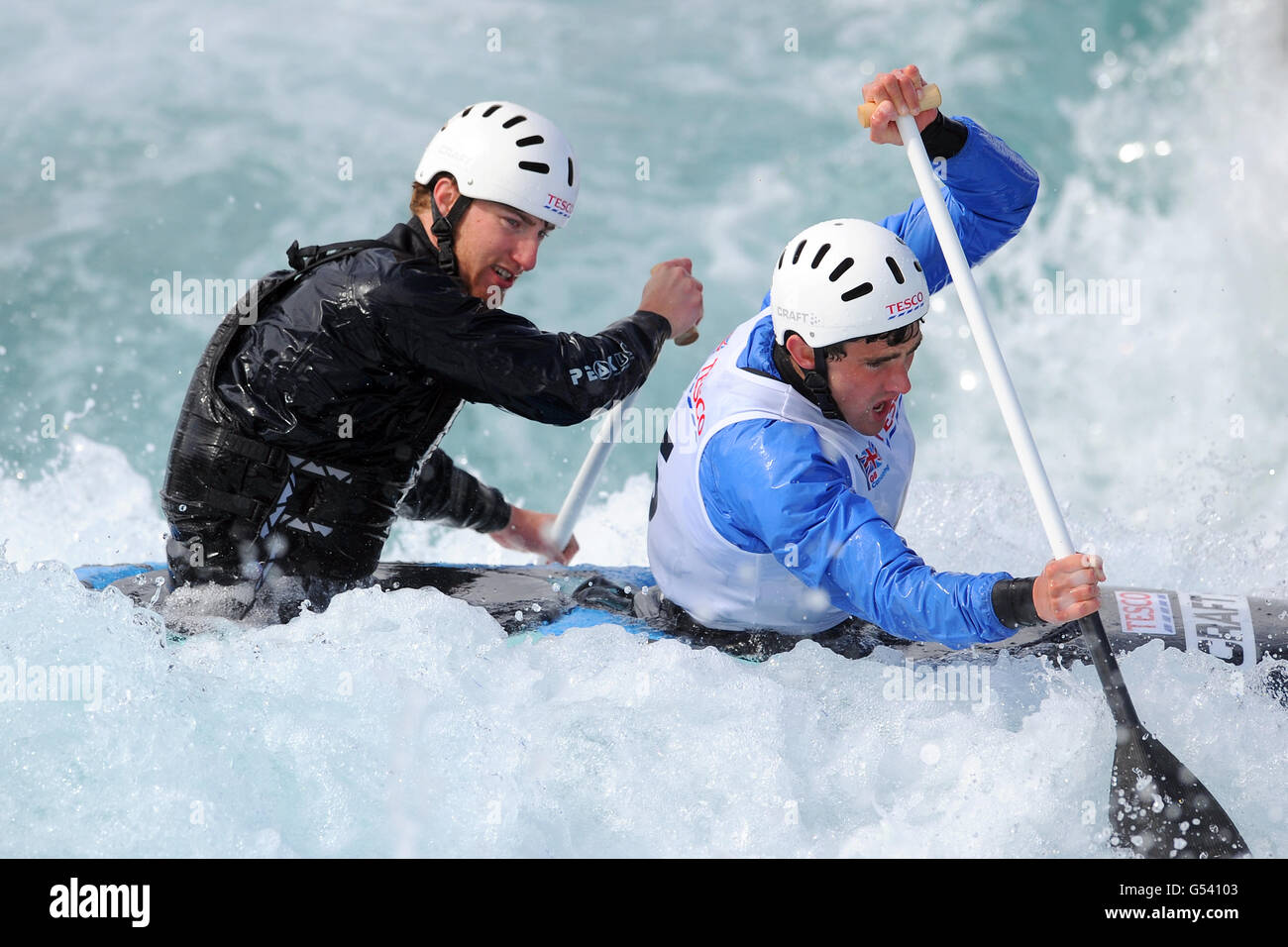 Canoa - Tesco Canoe Slalom 2012 prove di selezione - giorno tre - Lee Valley White Water Center. Tom Quinn (a destra) e George Tatchell, Stafford e Stone/Lower Wharfe Foto Stock