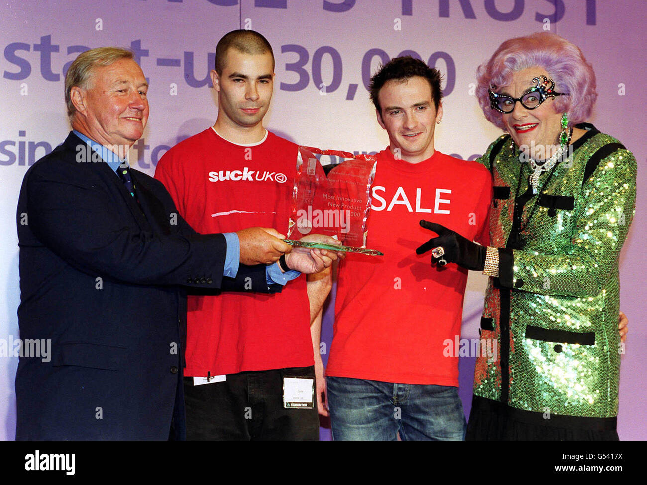 L'Ambasciatore di fiducia del Principe Dame Edna Everage e Sir Terence Conran (a sinistra) al Prince's Trust Awards for Designers a Londra con Jude Bidulf (al centro a sinistra) e Sam Hurt, la cui azienda di arredamento e illuminazione suck UK è stata sostenuta dalla fiducia. * la Prince's Trust ha contribuito ad avviare più di 43,000 persone e, in totale, ha aiutato più di 400,000 14-30 anni a sviluppare fiducia, imparare nuove competenze e entrare nel mondo del lavoro. Foto Stock