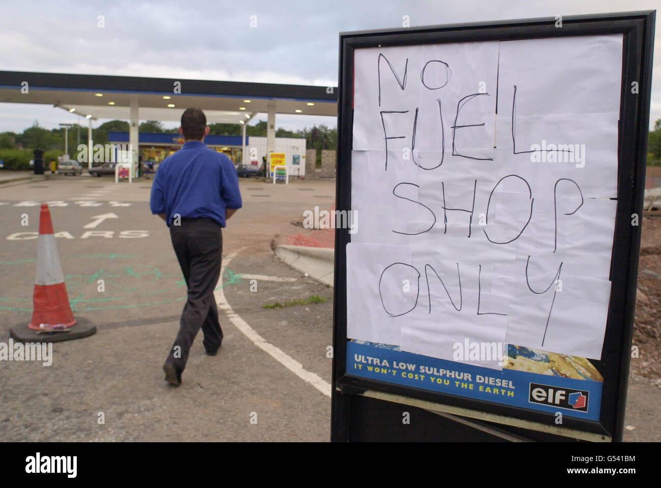 Un cartello al servizio della porta di Cardiff sull'autostrada M4 a nord di Cardiff avverte gli automobilisti che non hanno carburante da vendere. Il governo britannico ha assunto poteri di emergenza per affrontare le continue proteste al di fuori delle raffinerie di benzina e dei centri di distribuzione. * che ha significato una mancanza nazionale di combustibile. Foto Stock