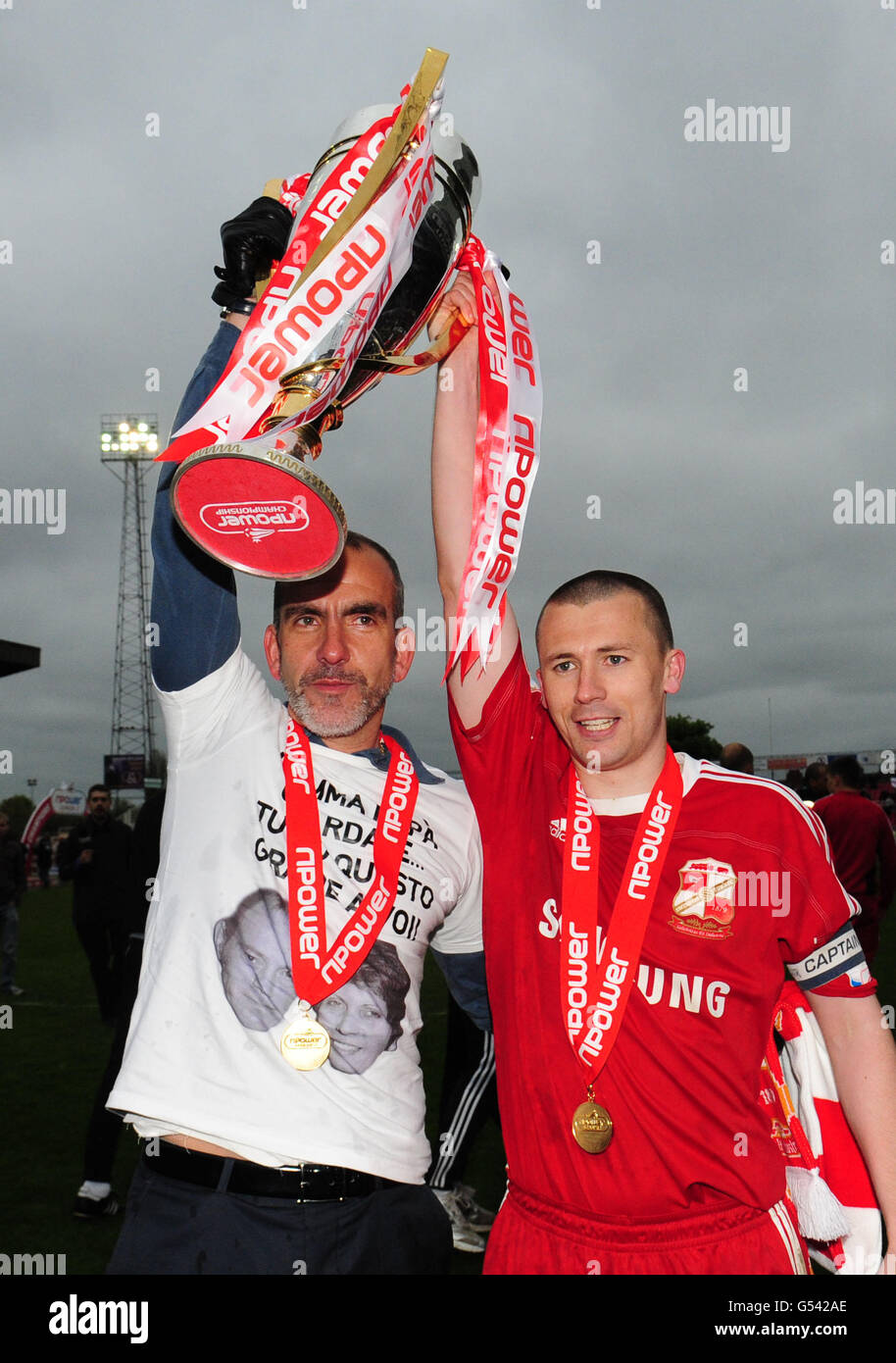 Il manager della città di Swindon Paolo di Canio festeggia la vittoria del titolo della Lega due durante la partita della Npower Football League due al County Ground, Swindon. PREMERE ASSOCIAZIONE foto. Data immagine: Sabato 28 aprile 2012. Vedi la storia di PA SOCCER Swindon. Il credito fotografico dovrebbe essere: Cavo PA. Foto Stock