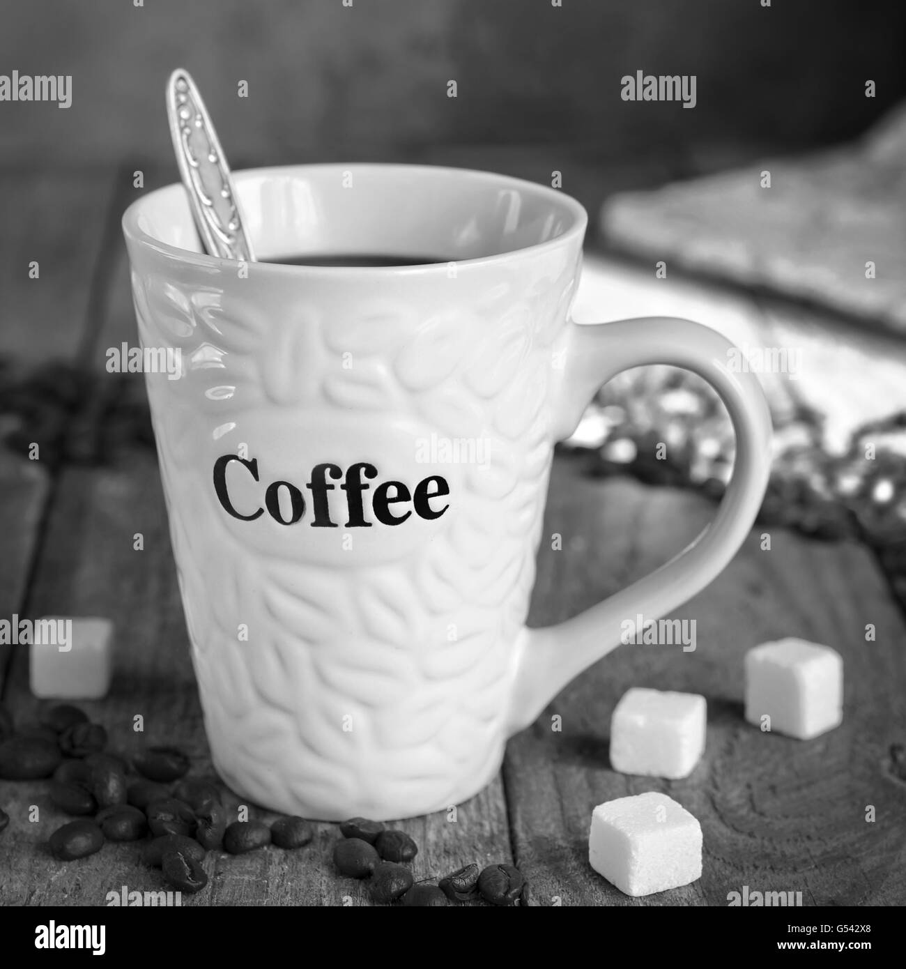 La tazza di caffè sul vecchio schede, immagine in bianco e nero Foto Stock