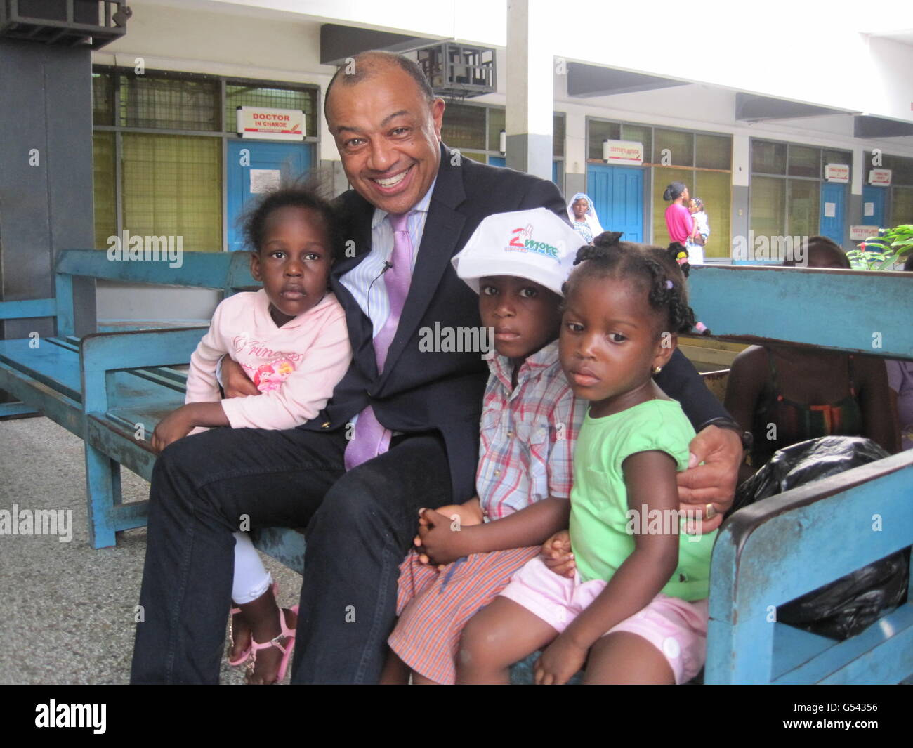 Lord Paul Boateng con bambini al Princess Marie Louise Children's Hospital di Accra, Ghana, come medici che lottano per fornire vaccini salvavita ai paesi in via di sviluppo, hanno criticato le madri britanniche che rifiutano di vaccinare i loro bambini. Foto Stock